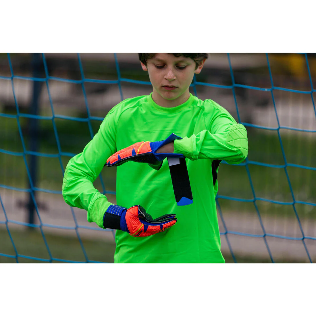 BOTAS DE FÚTBOL NIÑO CON CORDONES 100 AG/FG NEGRO Y AMARILLO - Image 10