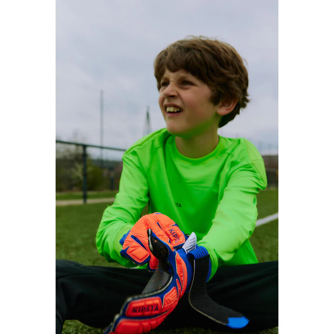 BOTAS DE FÚTBOL NIÑO CON CORDONES 100 AG/FG NEGRO Y AMARILLO - Image 12
