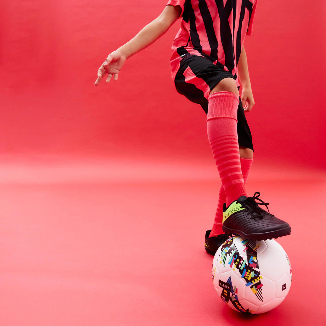BOTAS DE FÚTBOL NIÑO CON CORDONES 100 TURF TF NEGRO Y AMARILLO - Image 10