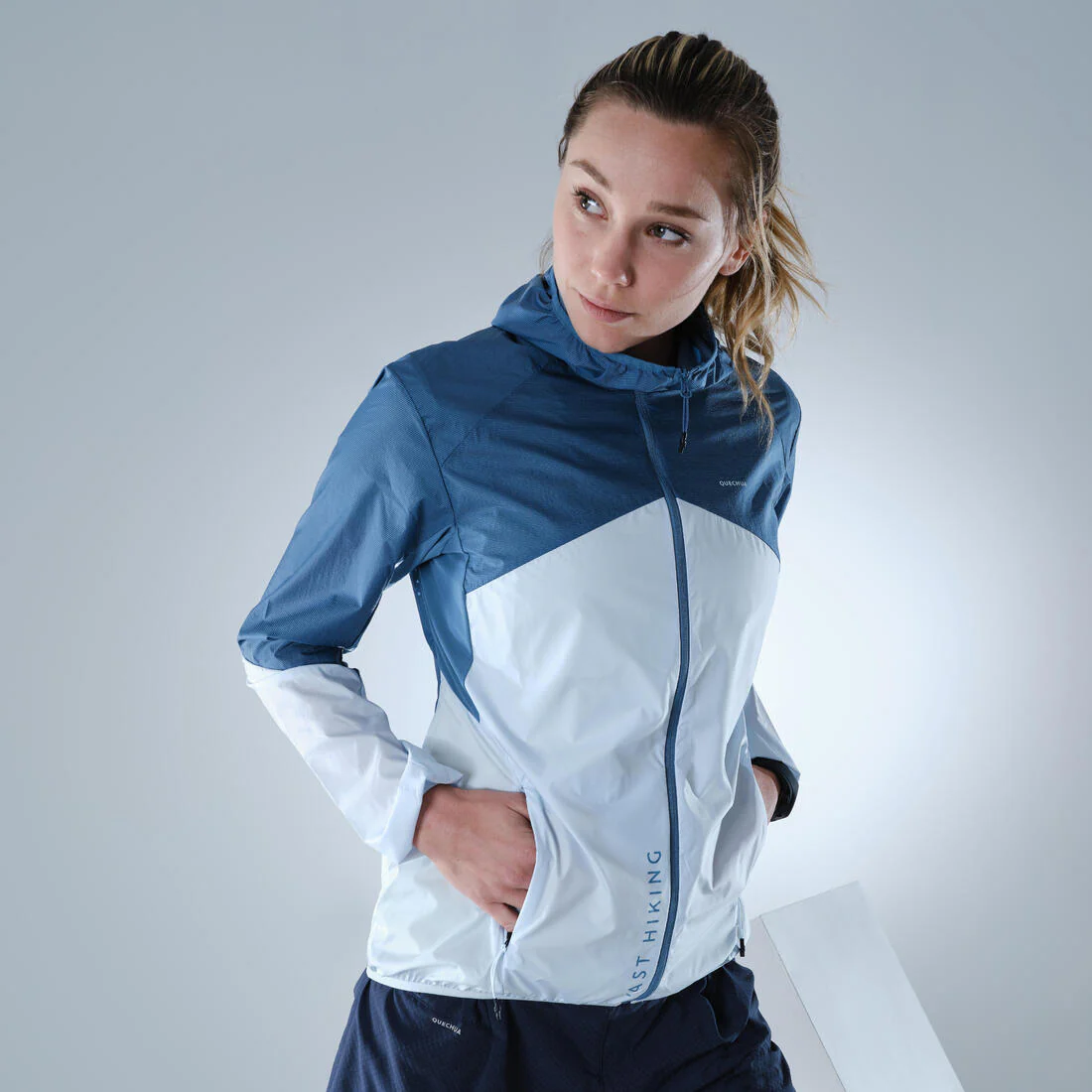 Cortavientos de montaña y trekking ultraligero Mujer Quechua FH500 azul