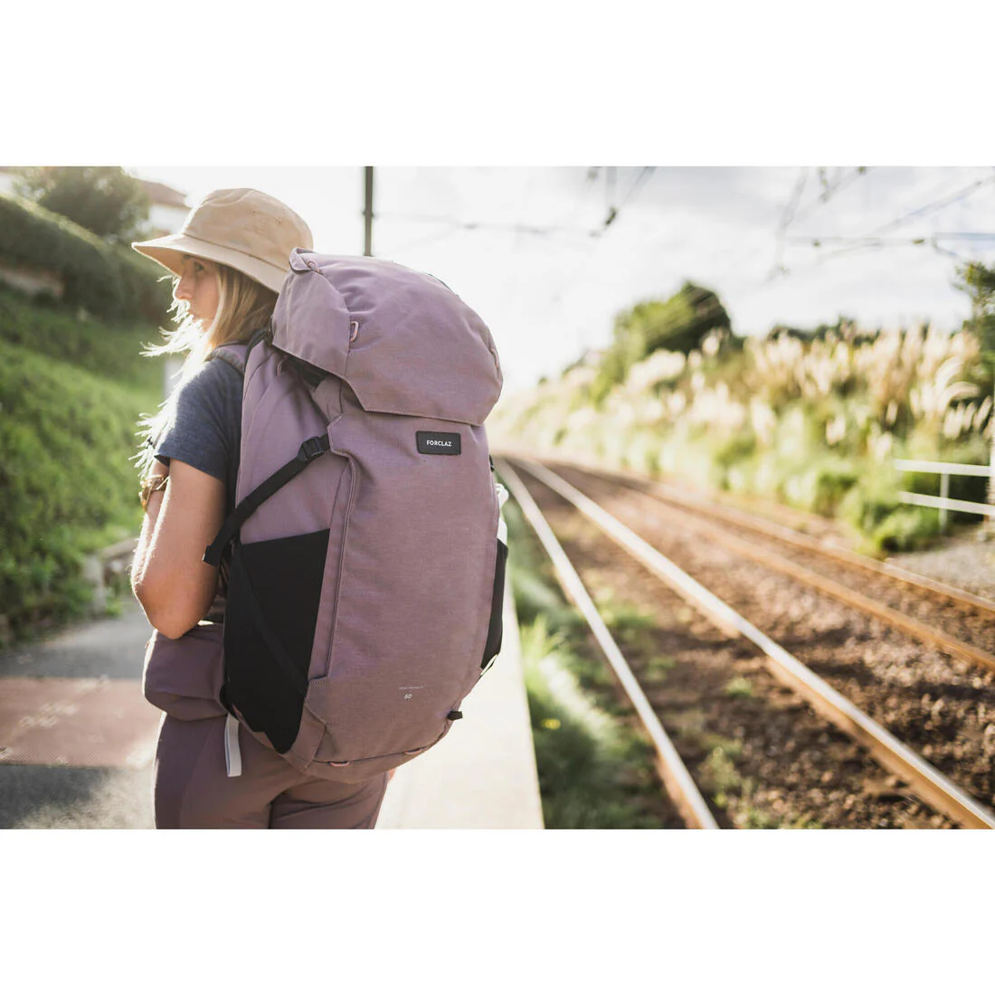 Mochila de montaña y trekking 60+6L Mujer Forclaz Travel 900. Funda impermeable - Image 10
