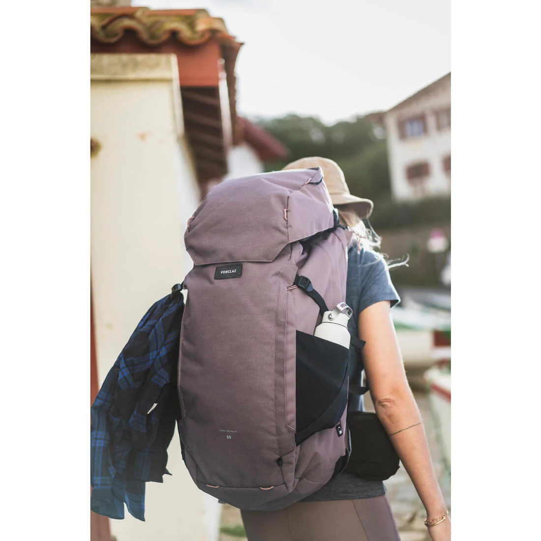 Mochila de montaña y trekking 60+6L Mujer Forclaz Travel 900. Funda impermeable - Image 11
