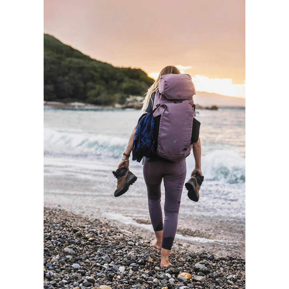 Mochila de montaña y trekking 60+6L Mujer Forclaz Travel 900. Funda impermeable - Image 17