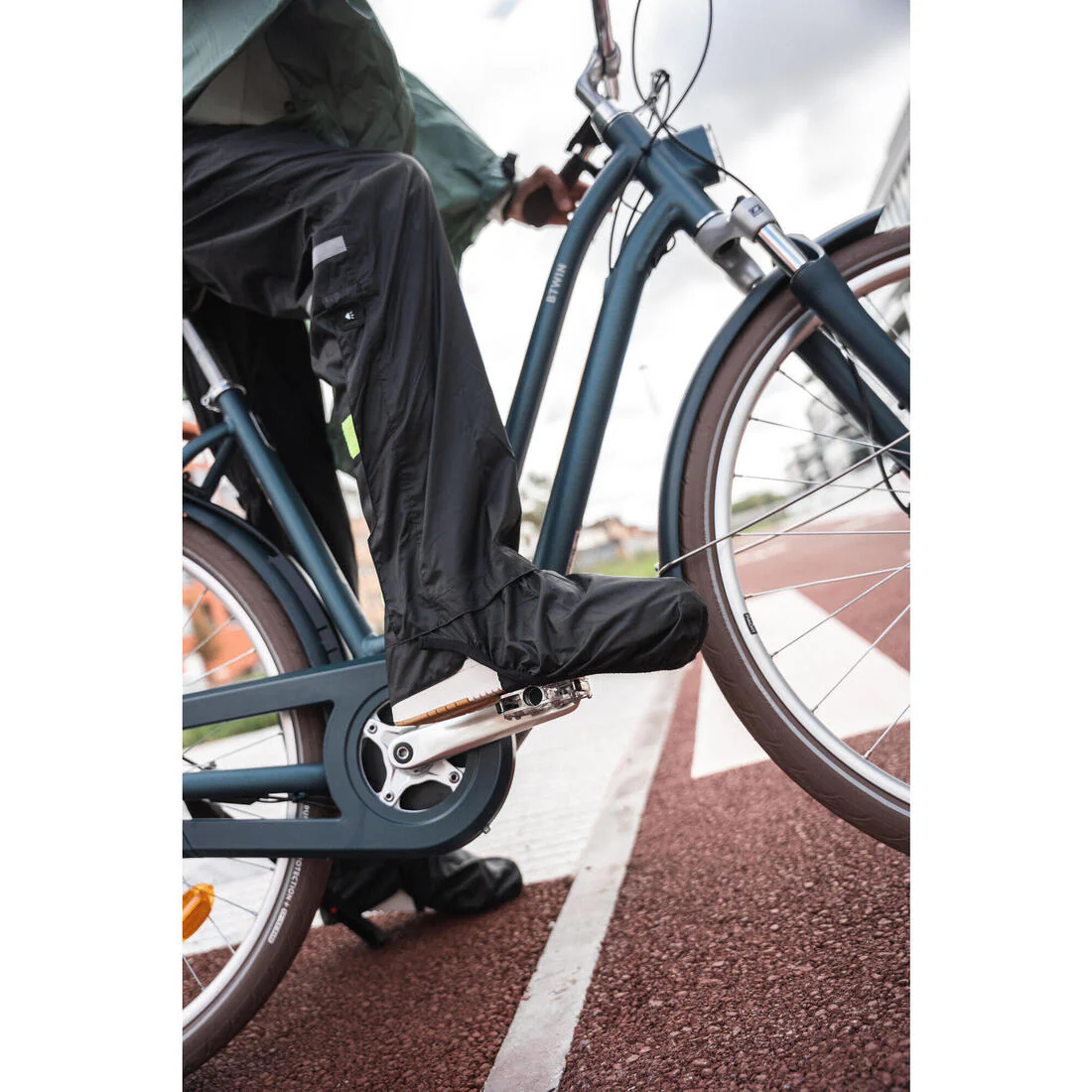 Sobrepantalón Ciclismo Urbano 100 Negro Impermeable Cubrecalzado Integrado - Image 15