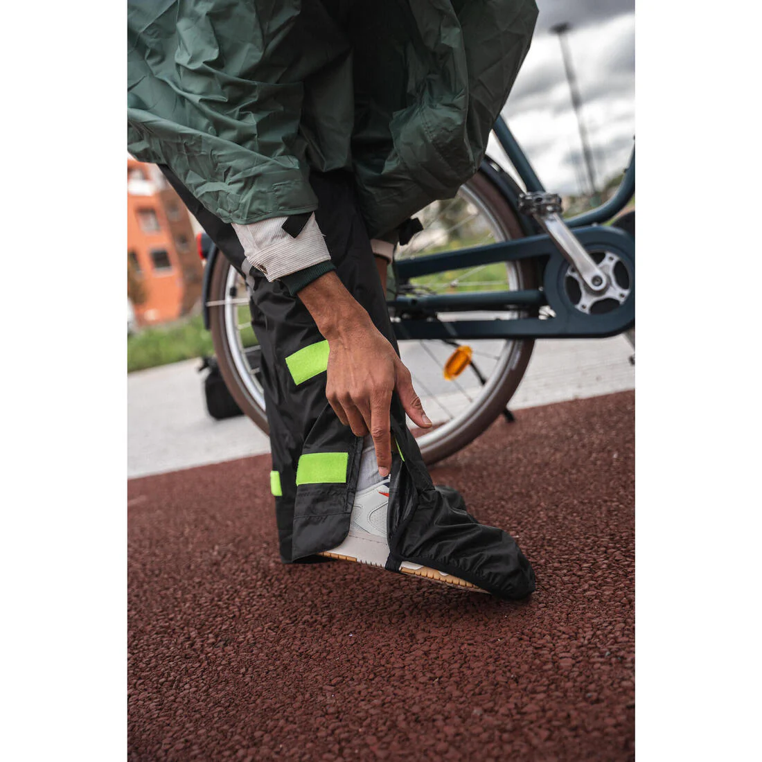 Sobrepantalón Ciclismo Urbano 100 Negro Impermeable Cubrecalzado Integrado - Image 16