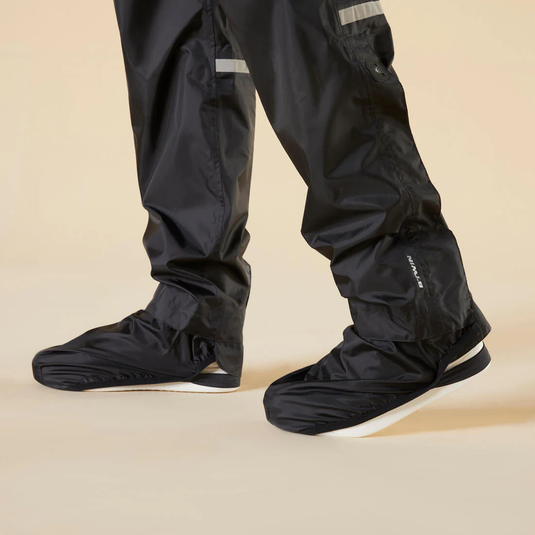 Sobrepantalón Ciclismo Urbano 100 Negro Impermeable Cubrecalzado Integrado - Image 8