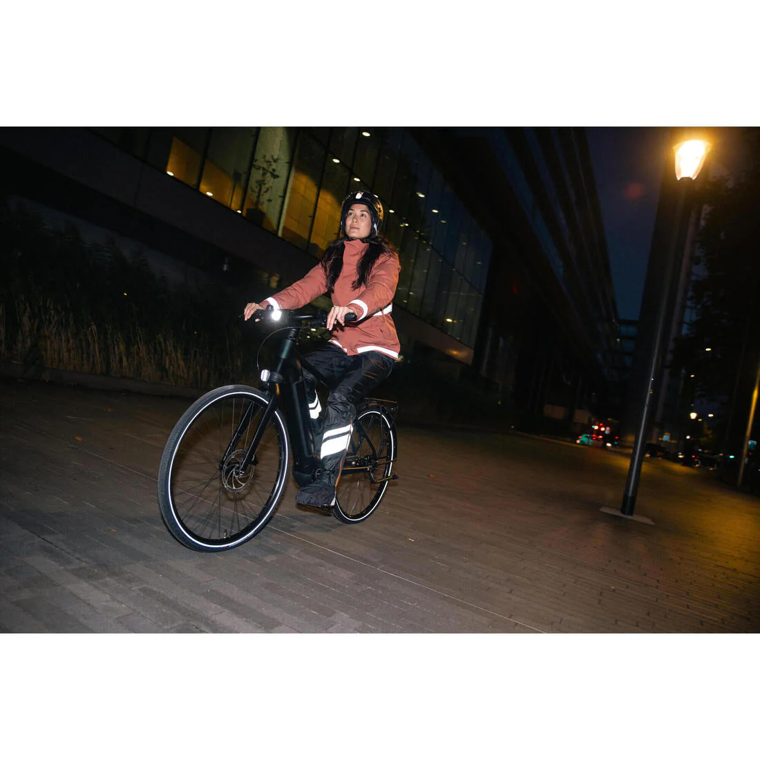 Sobrepantalón Ciclismo Urbano 540 Mujer Negro Impermeable Cubrecalzado Integrado - Image 13