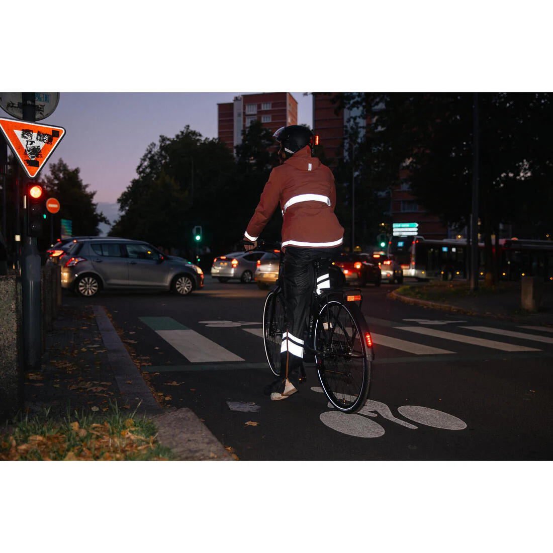 Sobrepantalón Ciclismo Urbano 540 Mujer Negro Impermeable Cubrecalzado Integrado - Image 14