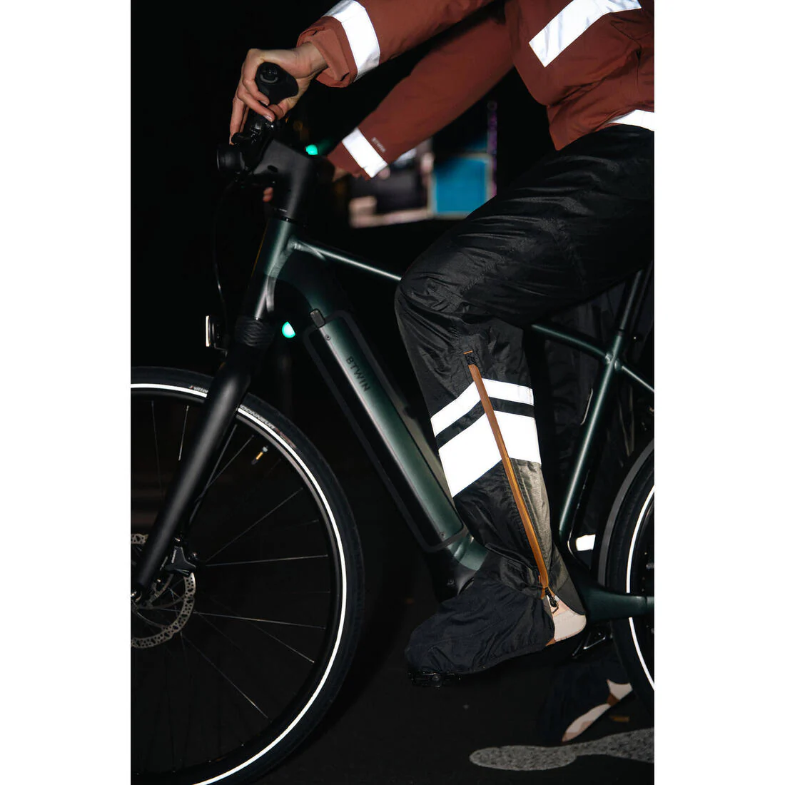 Sobrepantalón Ciclismo Urbano 540 Mujer Negro Impermeable Cubrecalzado Integrado - Image 16