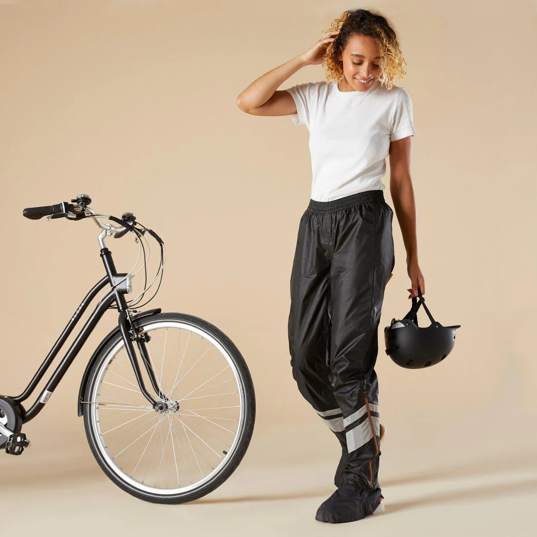 Sobrepantalón Ciclismo Urbano 540 Mujer Negro Impermeable Cubrecalzado Integrado - Image 2