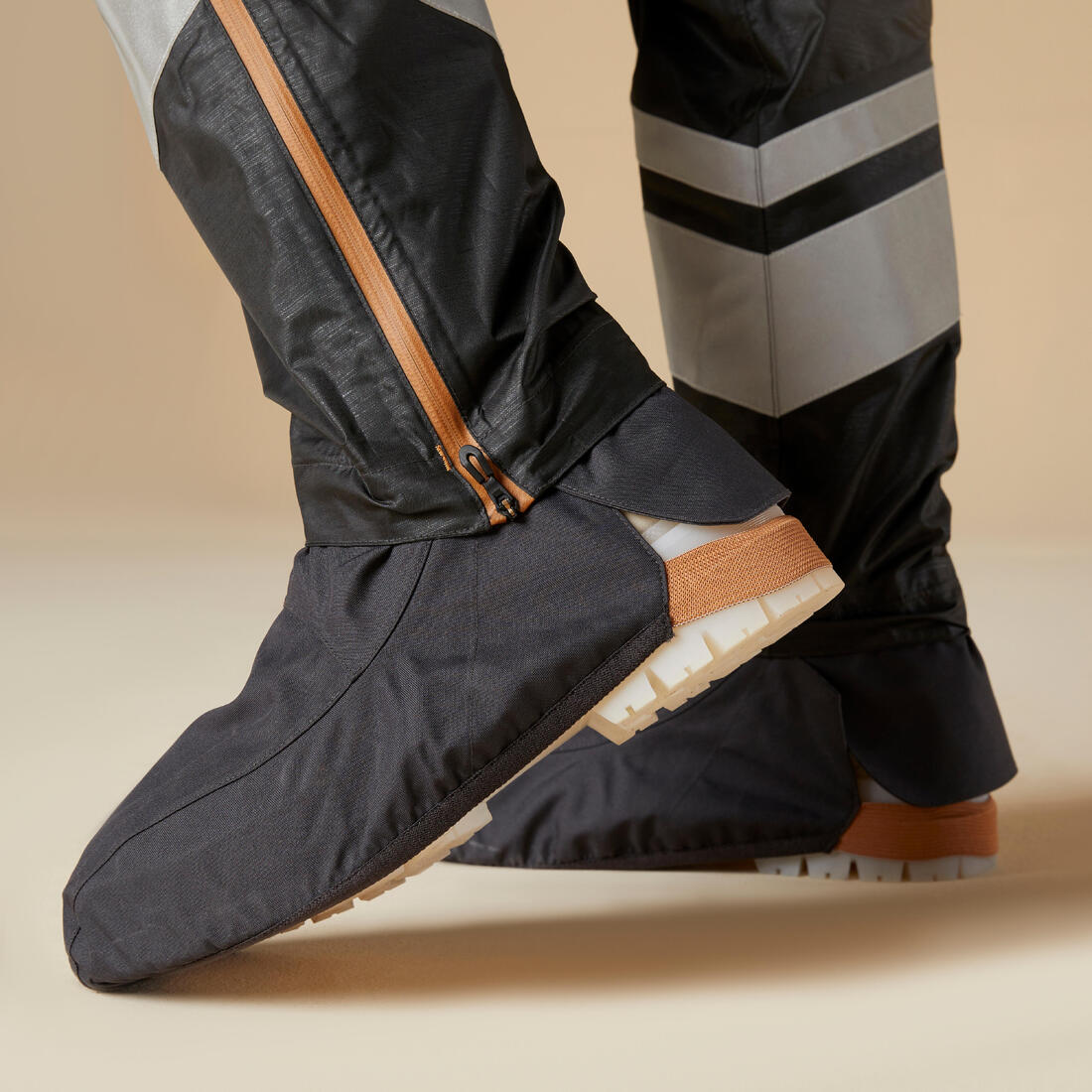 Sobrepantalón Ciclismo Urbano 540 Mujer Negro Impermeable Cubrecalzado Integrado - Image 4